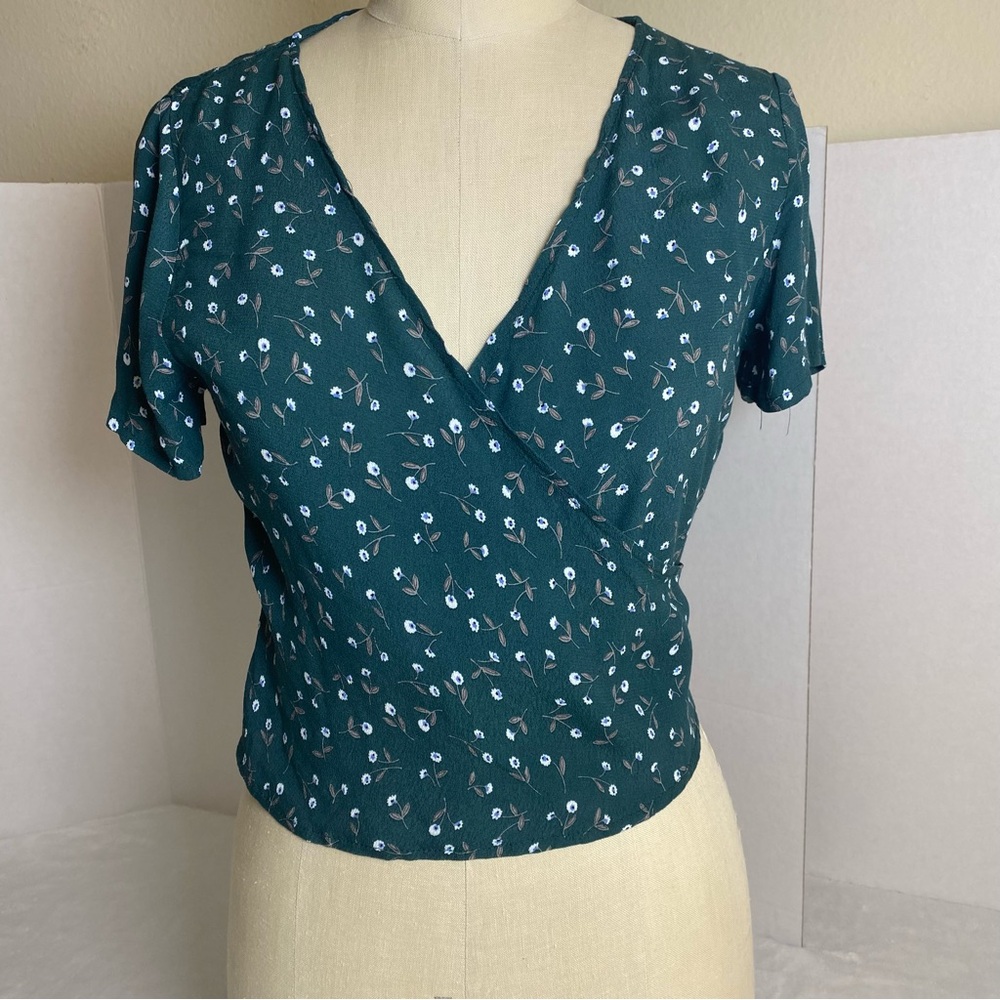 Brandy Melville Floral Wrap Top - Green Size 2